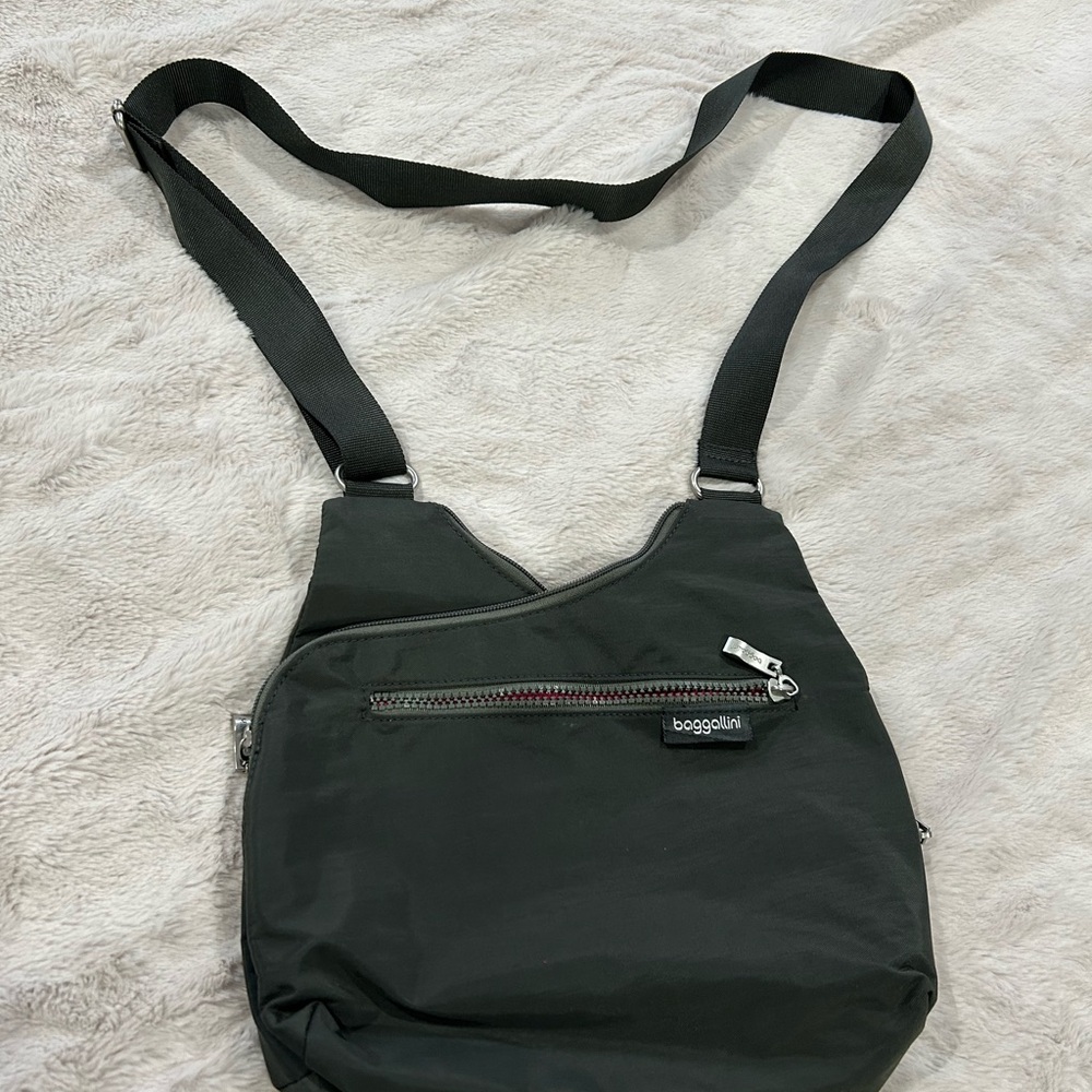 Baggallini Black Messenger Bag with Adjustable Strap and Durable Fabric